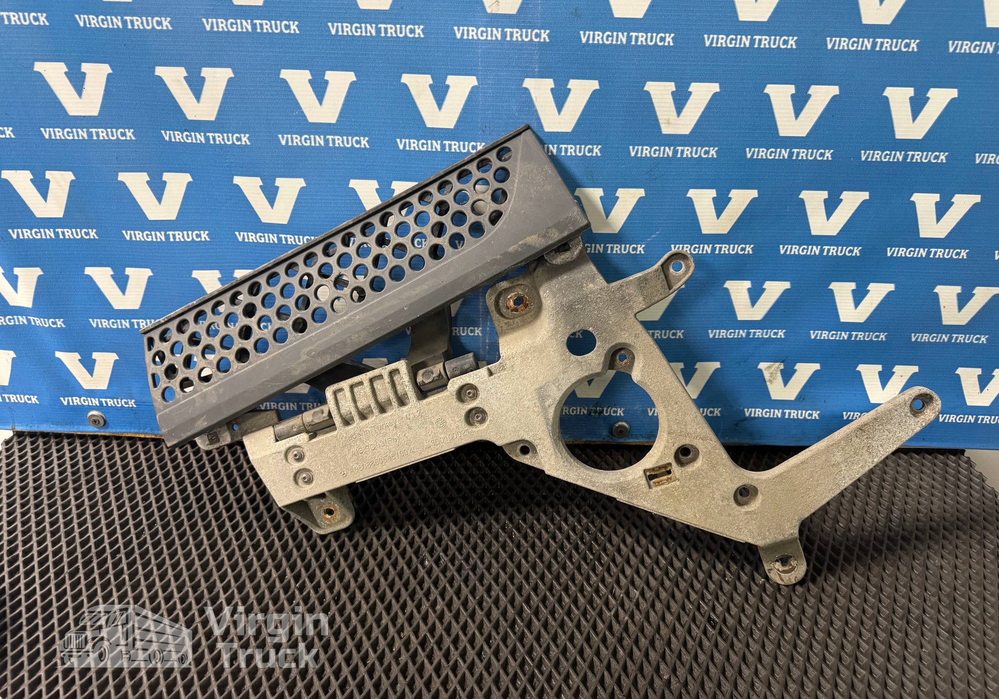 9608850545 Кронштейн подножки левый для Mercedes-Benz Actros New Actros MP4 (с 2011)