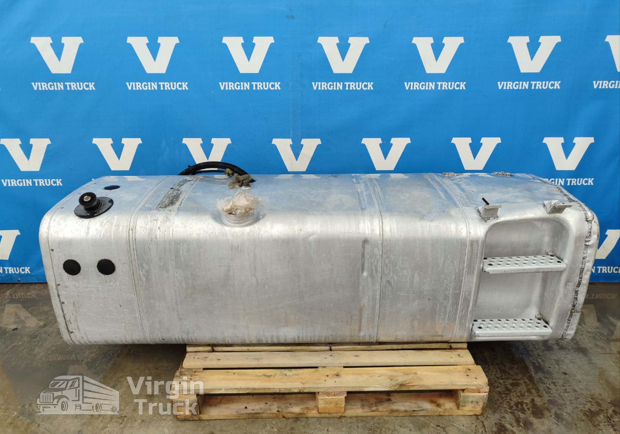 81122016963 Бак топливный