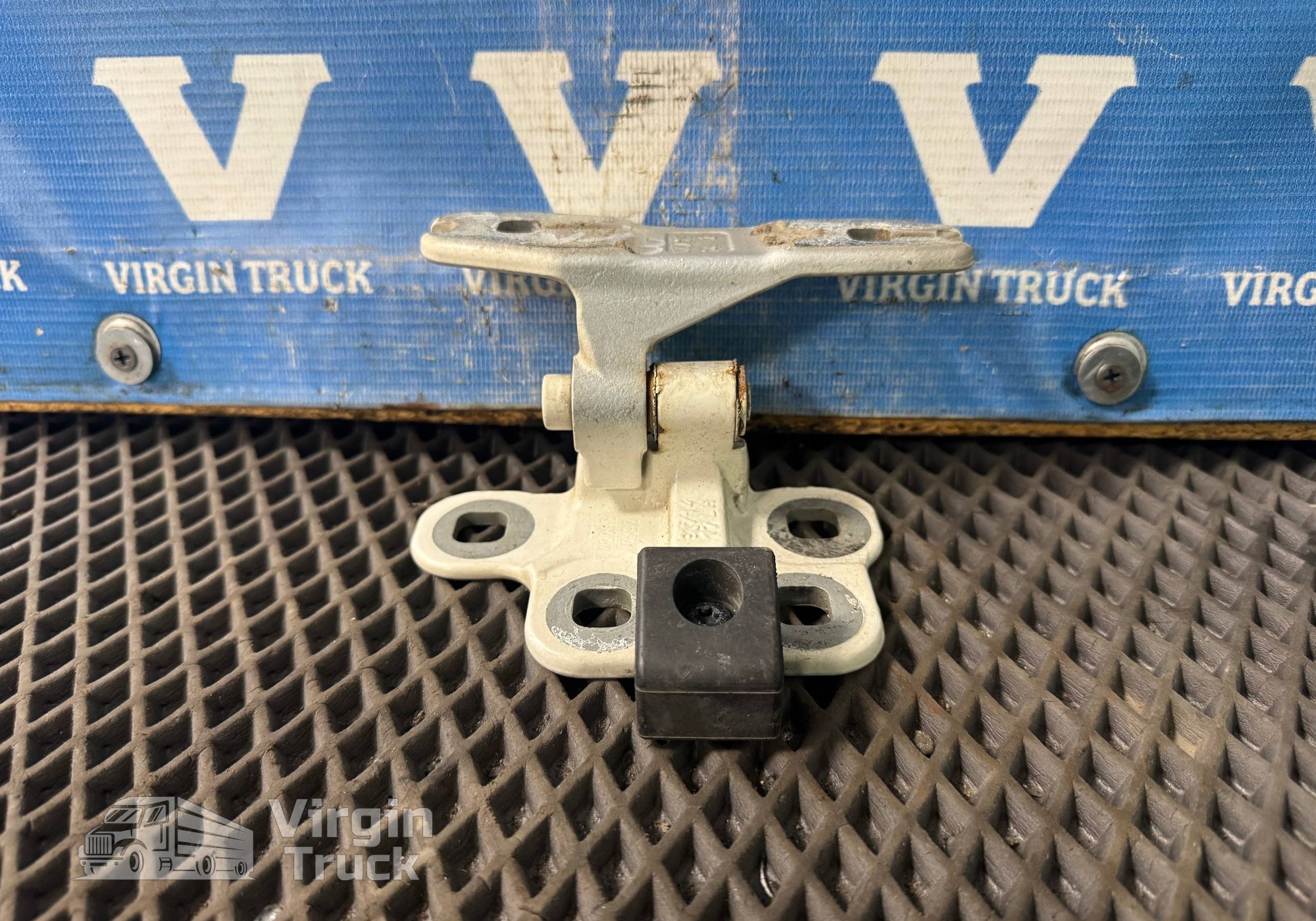 23311945 Петля двери левой для Volvo FH 4 (с 2012)