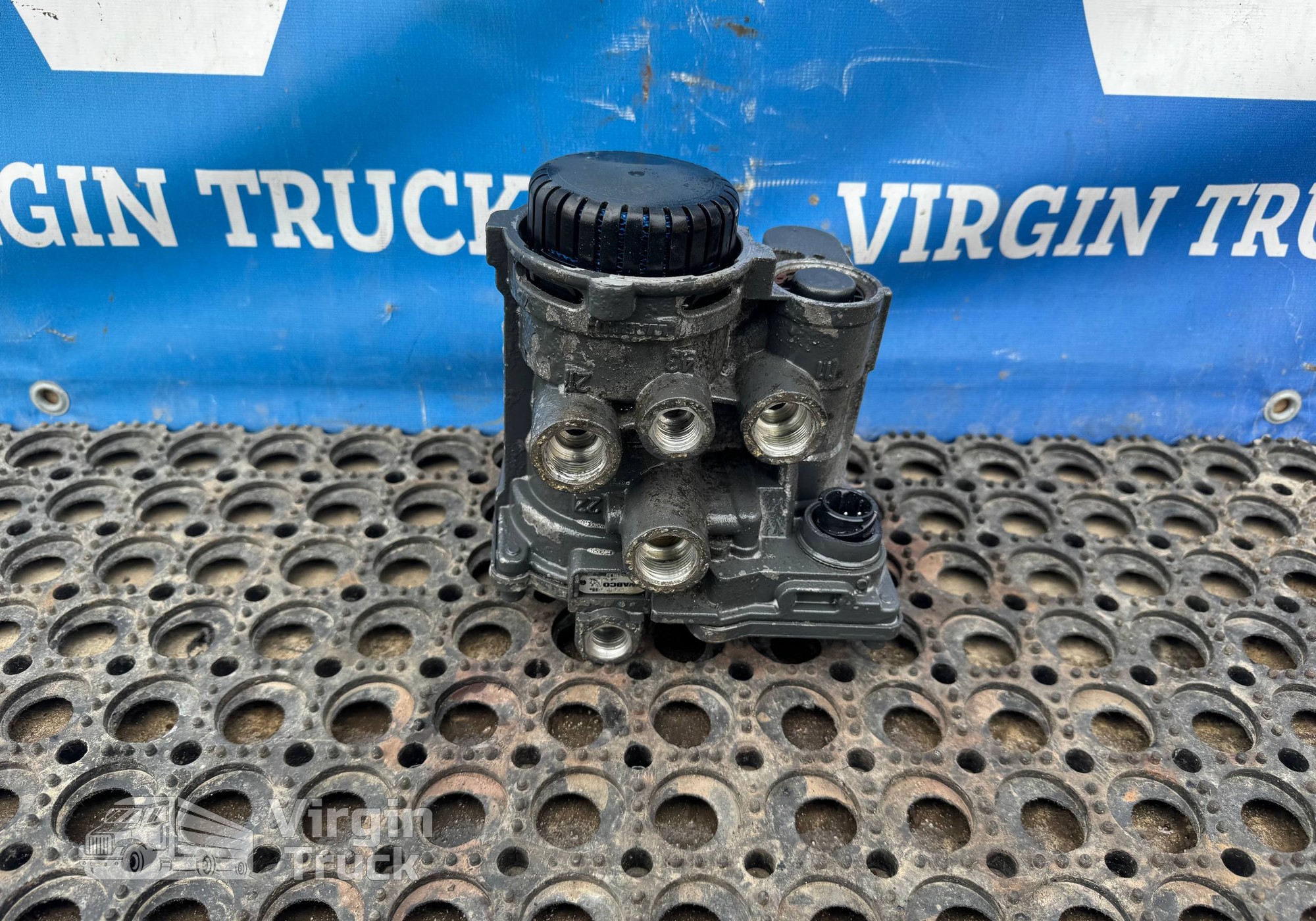 4802040020 Кран управления тормозами пpицeпa 2017г. для Mercedes-Benz Actros