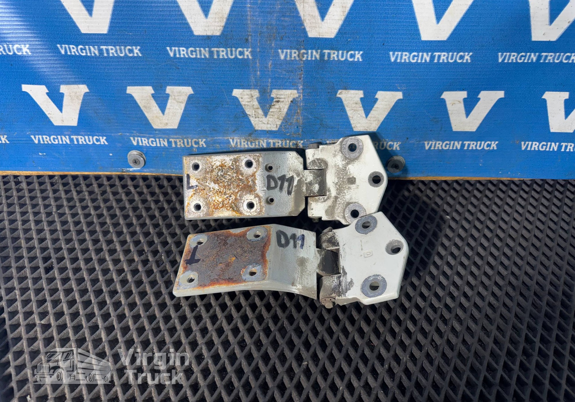 1314897 Петли левой двери 2019г. для Daf XF105