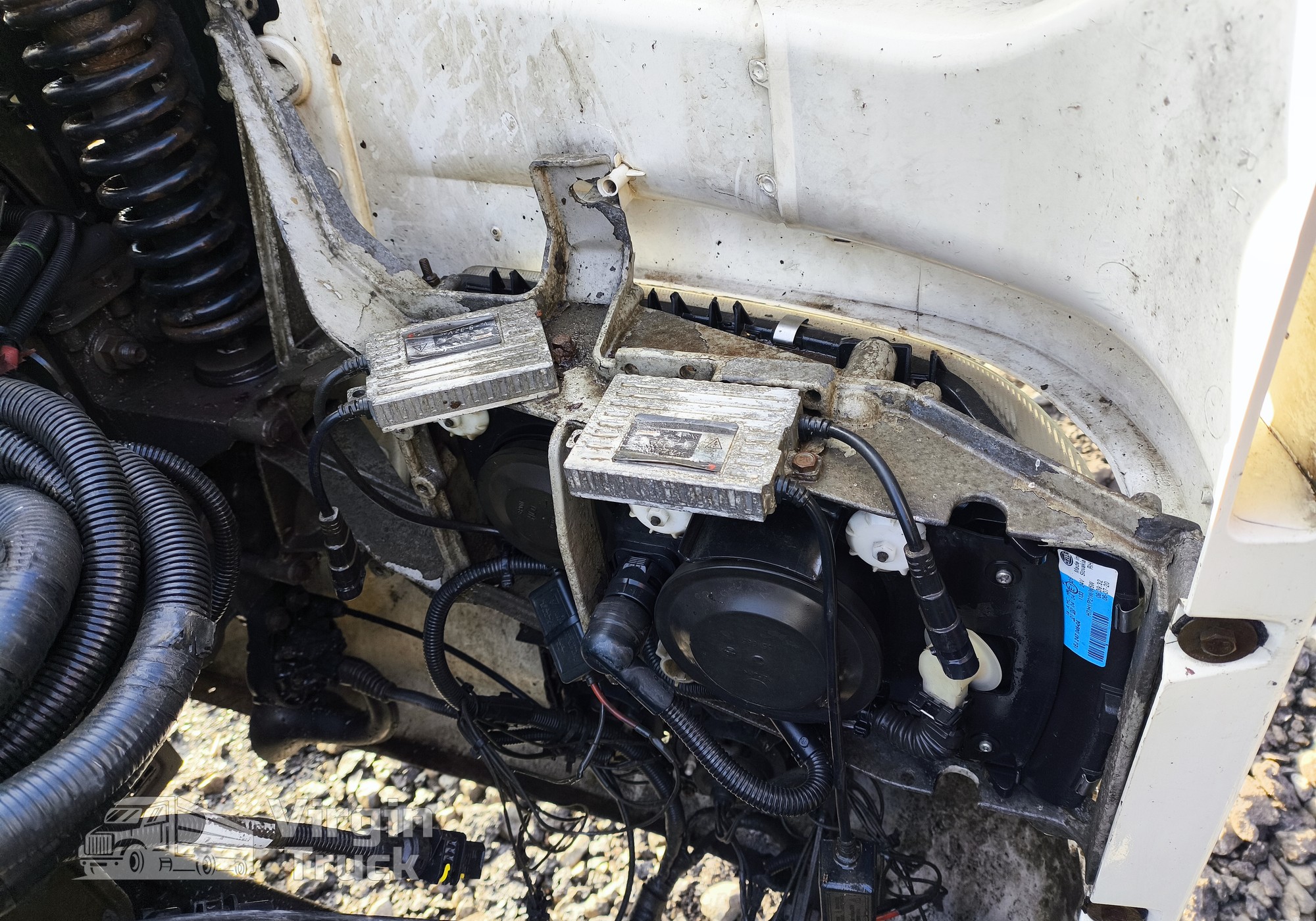 1396937 Кронштейн фары правый