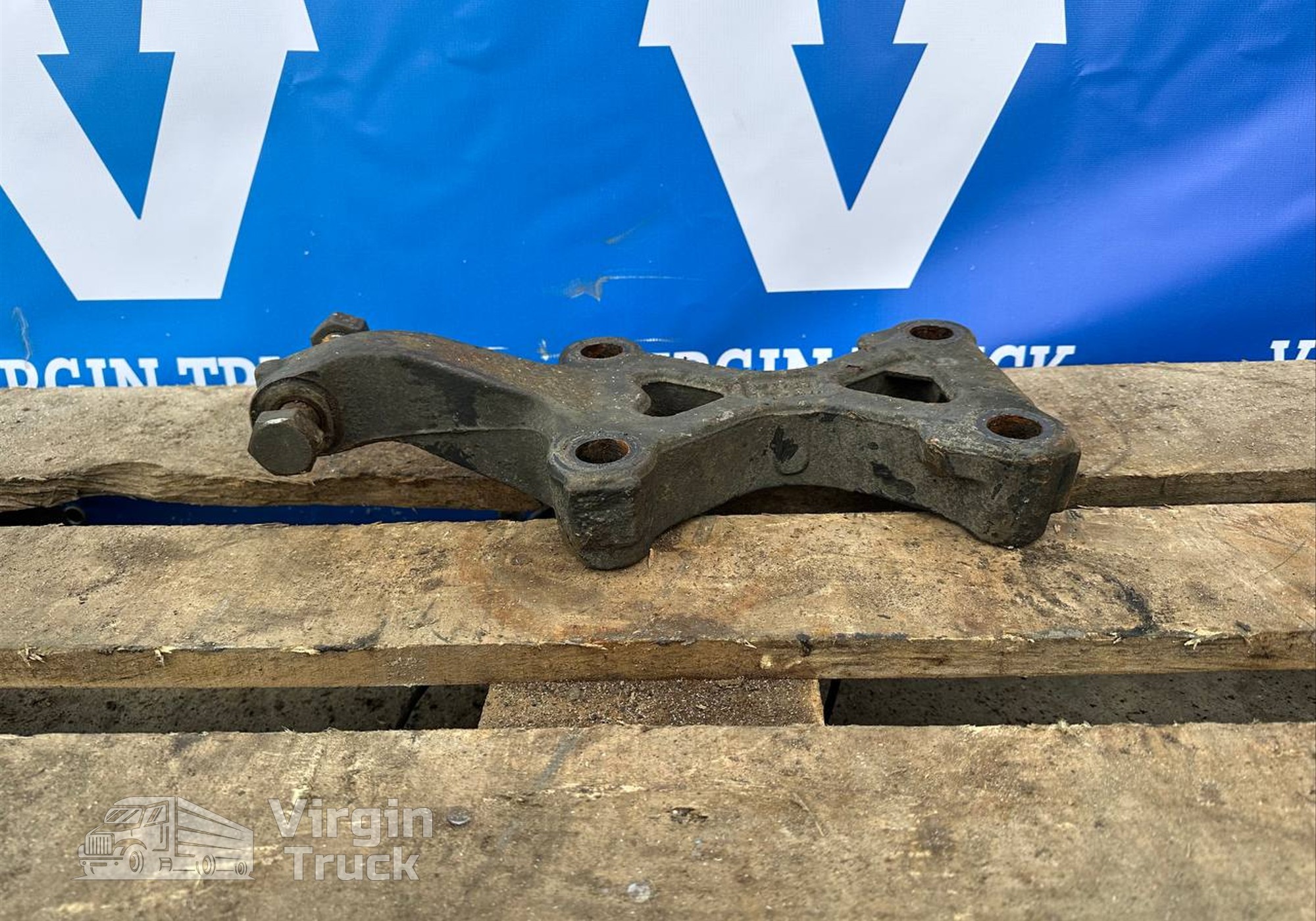 1769881 Кронштейн заднего амортизатора левый