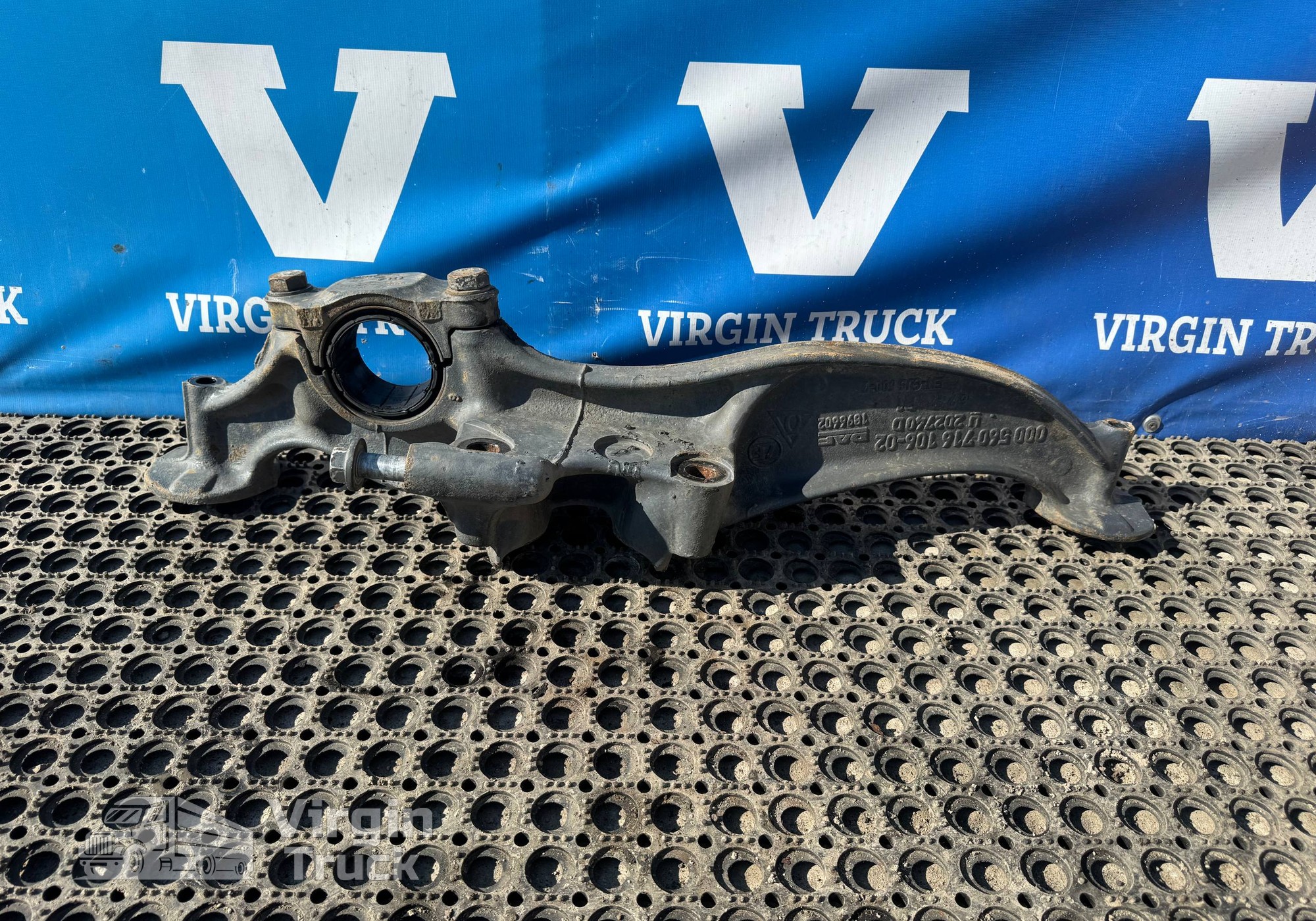 1896602 Кронштейн пневморессоры правый 2021г. для Daf XF106