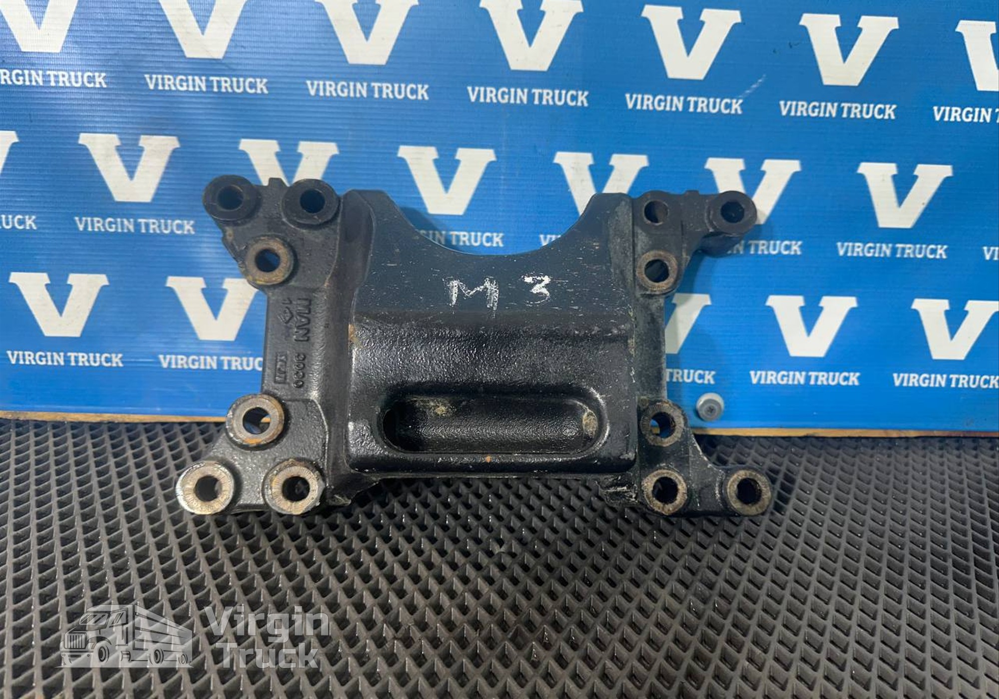 81412050030 Кронштейн траверсы кпп правый для Man TGX II (с 2012)