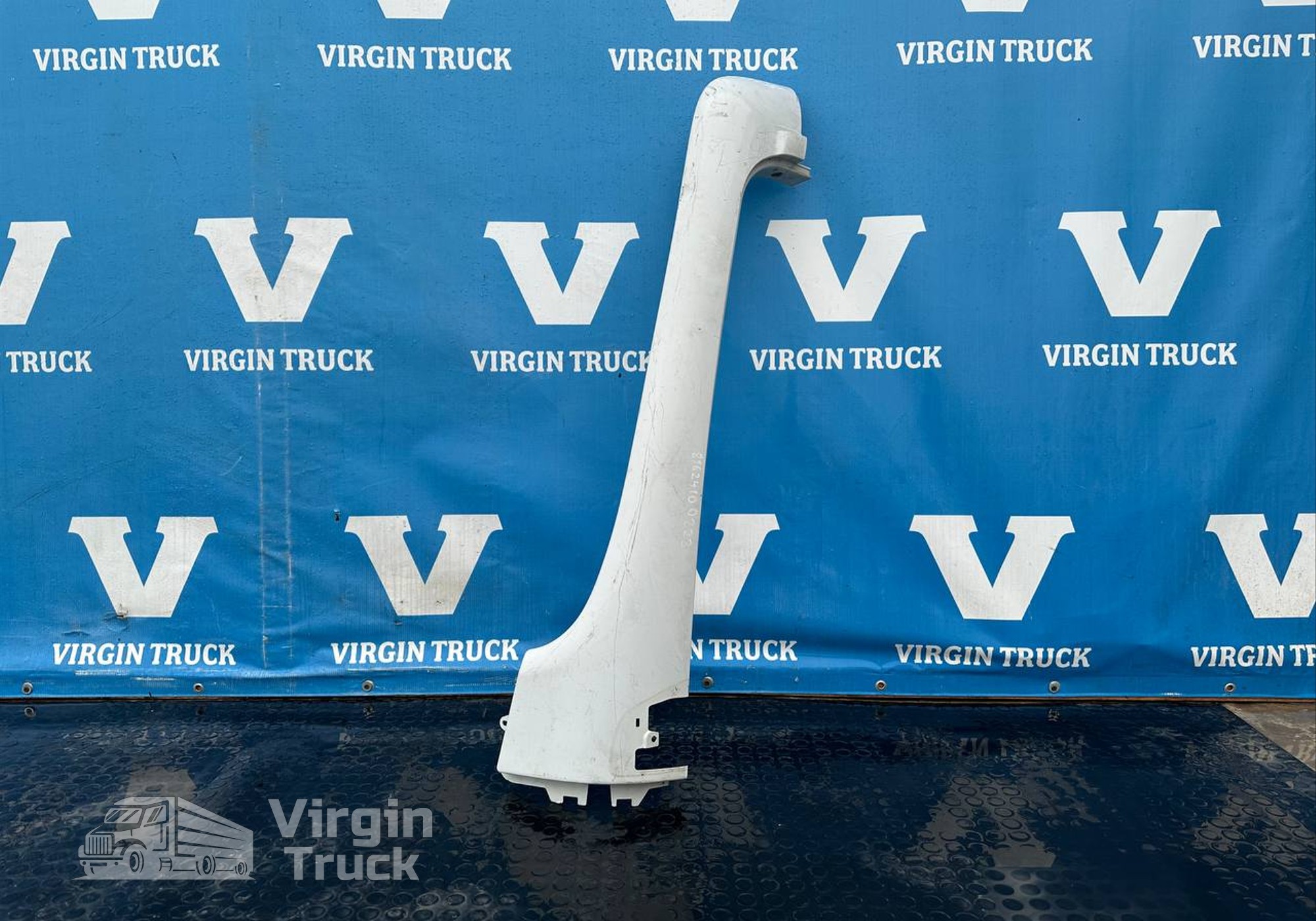 81624100223 Накладка стойки лобового стекла левая для Man TGS I (с 2007)