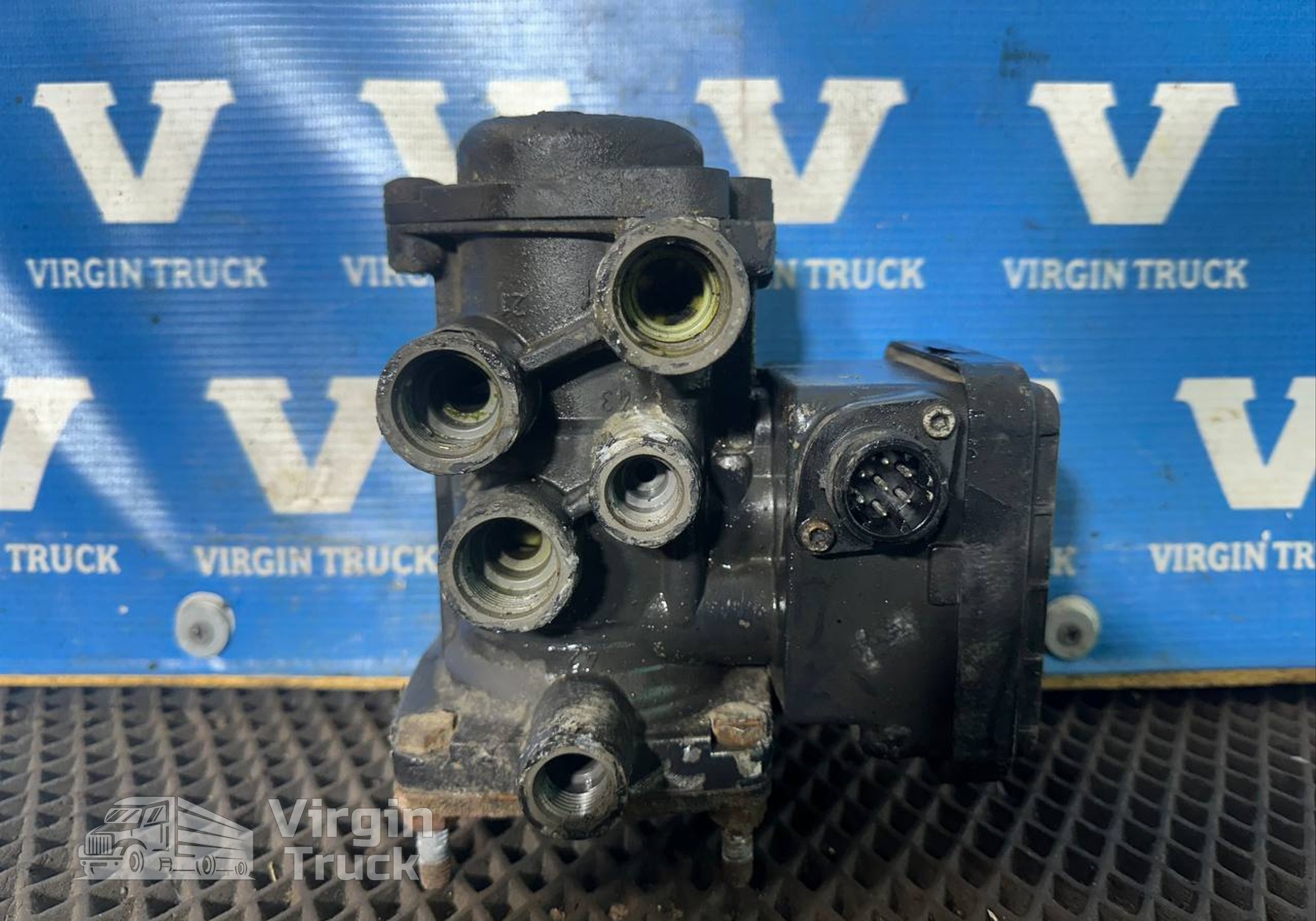 81523016213 Кран управления тормозами прицепа