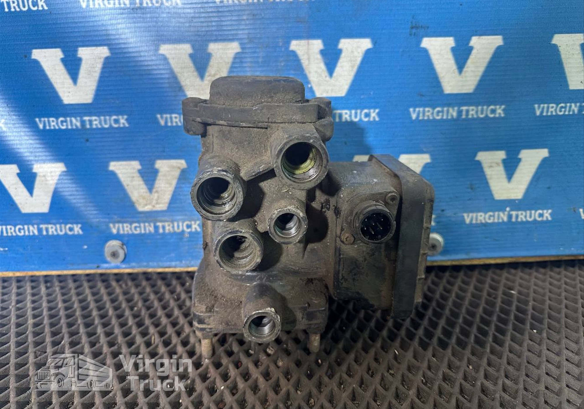 81523016213 Кран управления тормозами прицепа