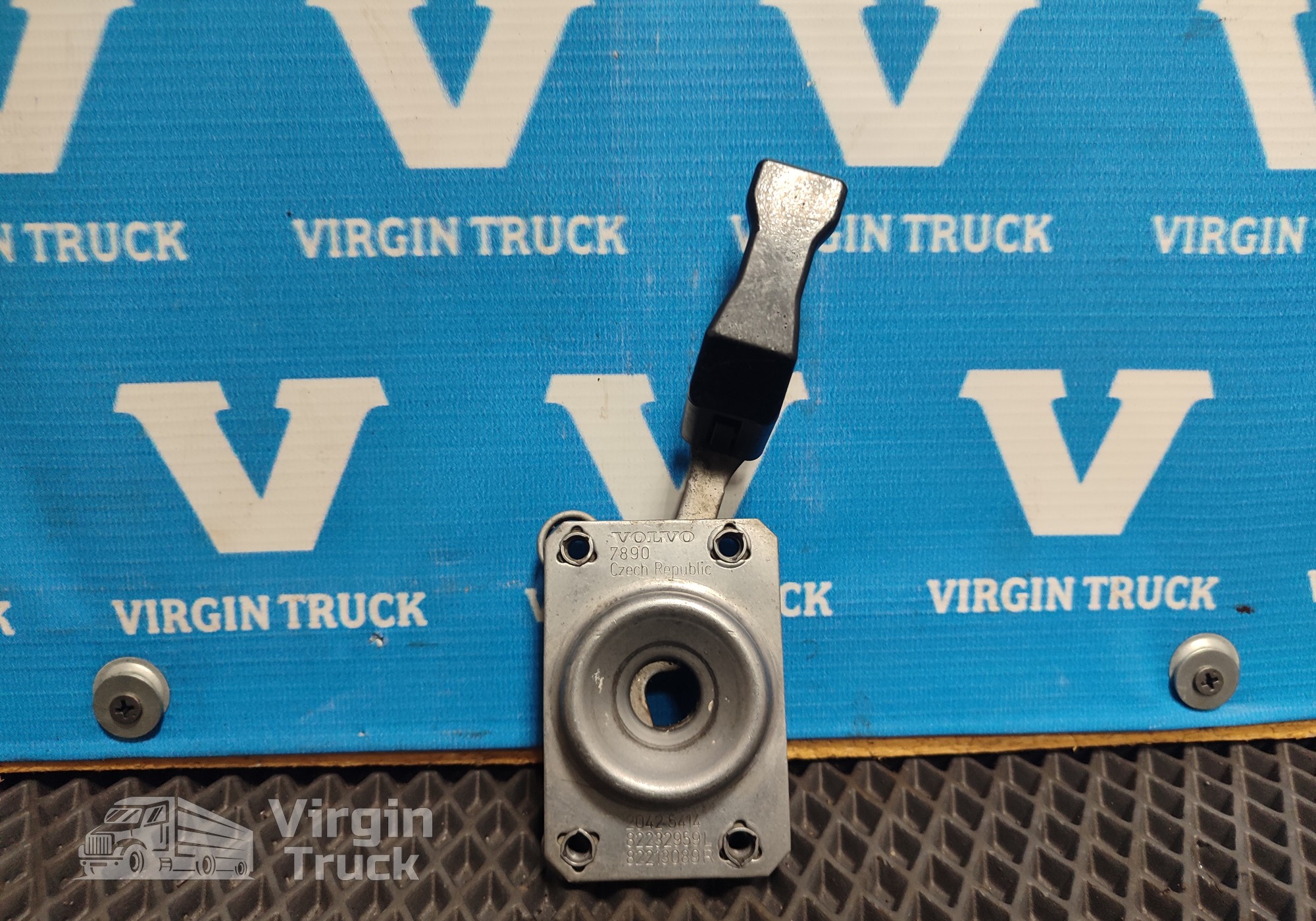 82232959 Замок капота правый для Volvo FM