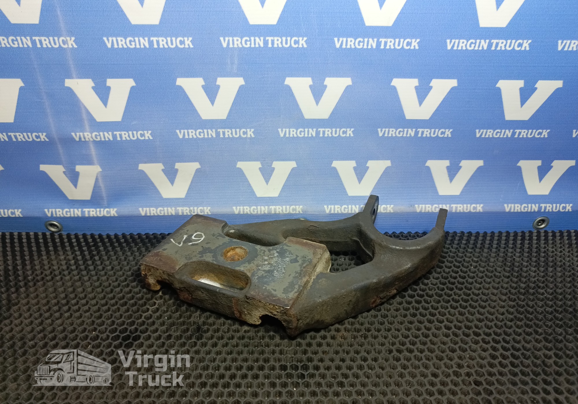 20703965 Кронштейн амортизатора правый для Volvo FH