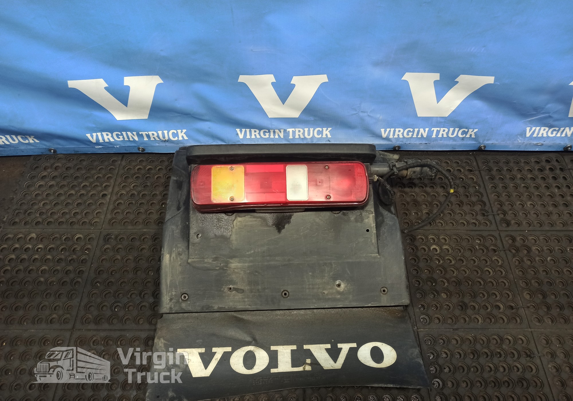 21094394 Крыло заднее левое с фонарем для Volvo FH