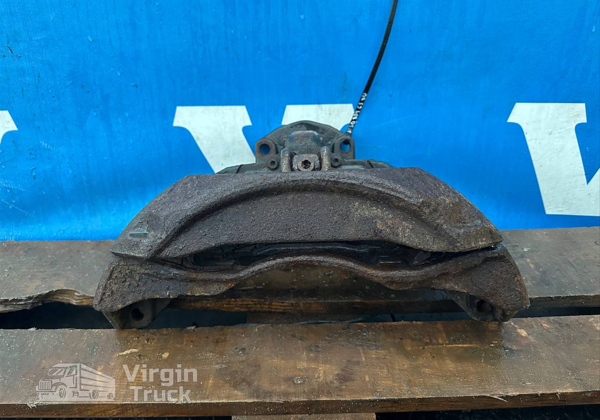 81508046636 Суппорт передний правый для Man TGX