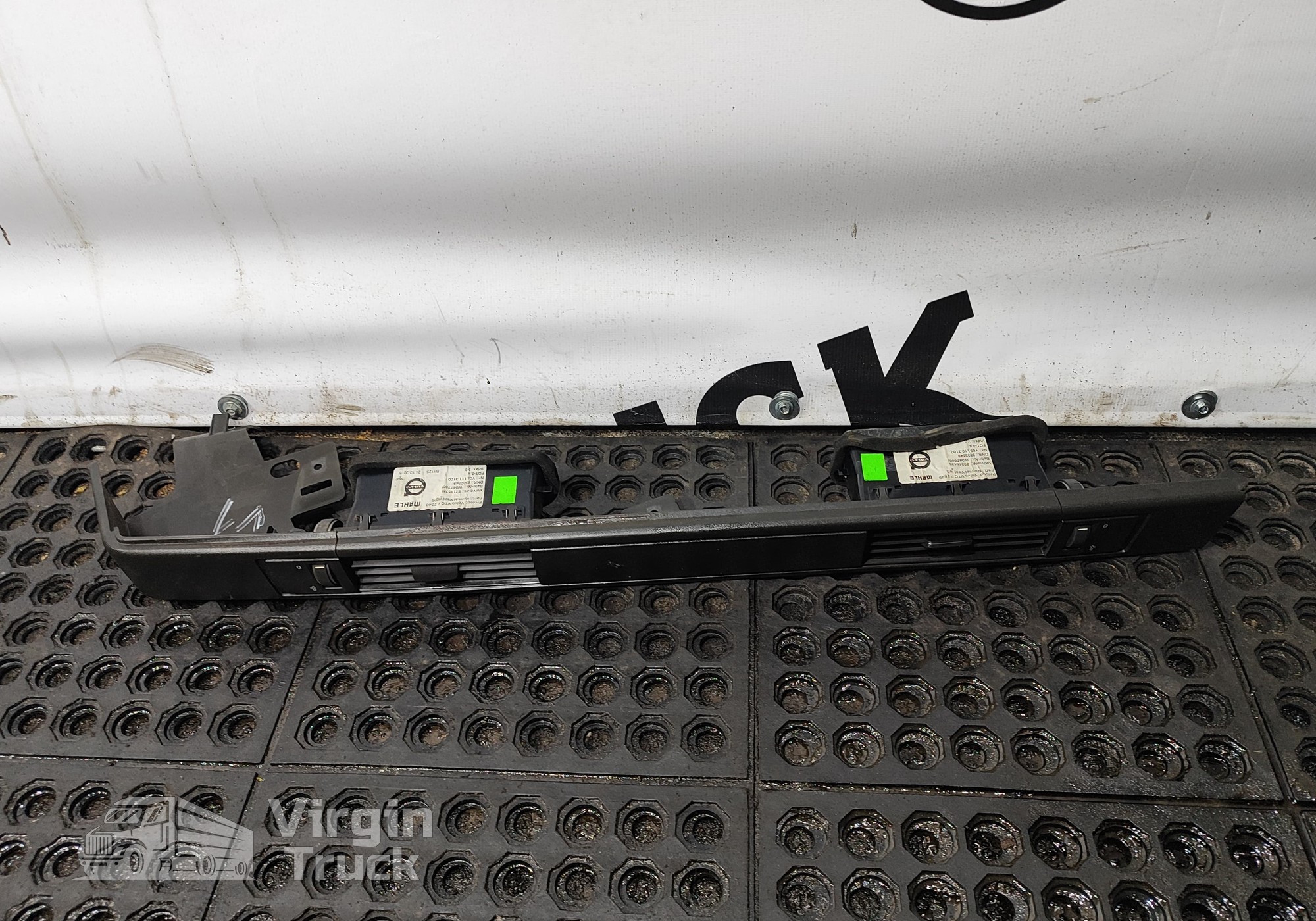 82216234 Накладка панели приборов левая для Volvo FH 4 (с 2012)