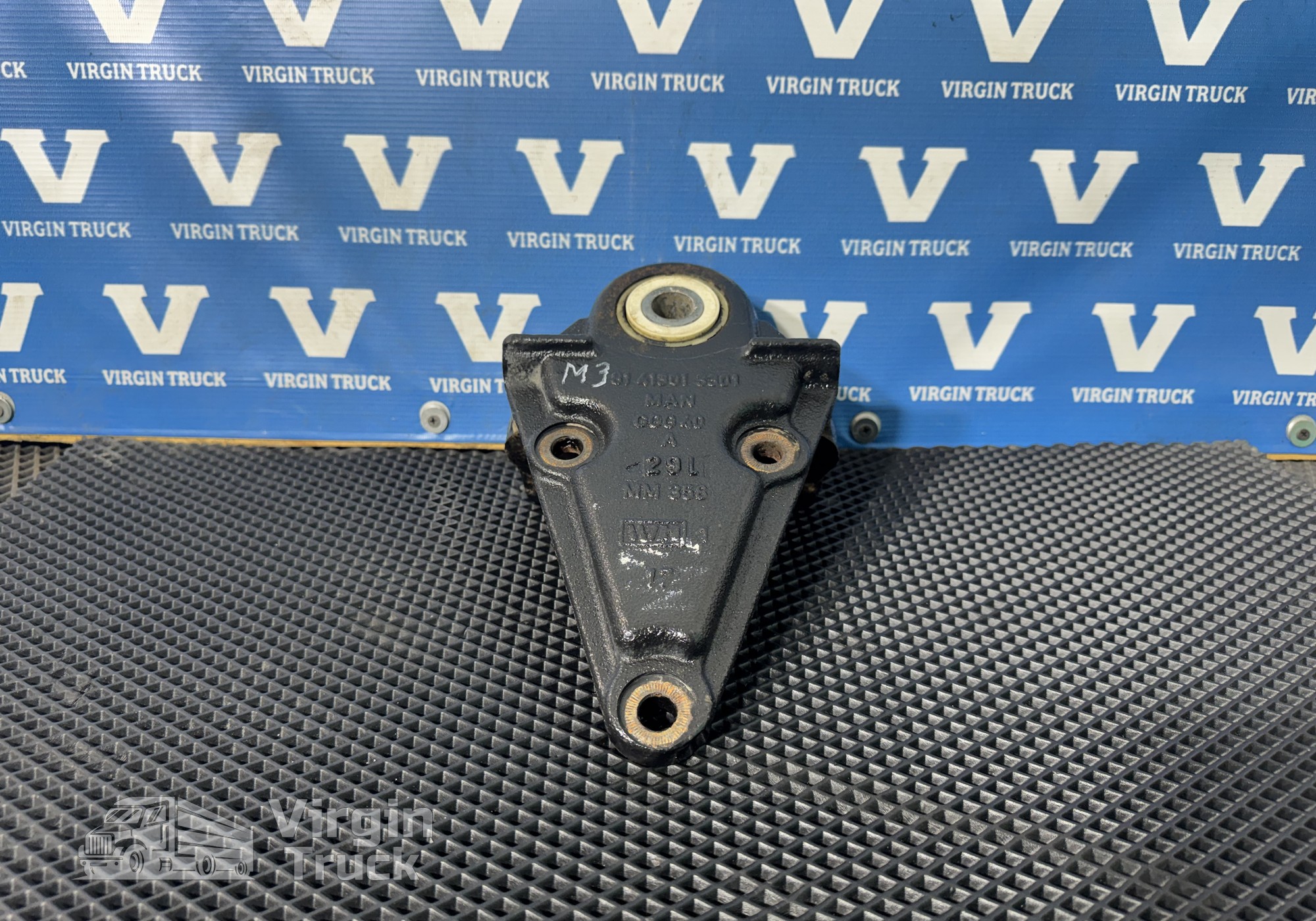 81413013301 Кронштейн крепления передней рессоры