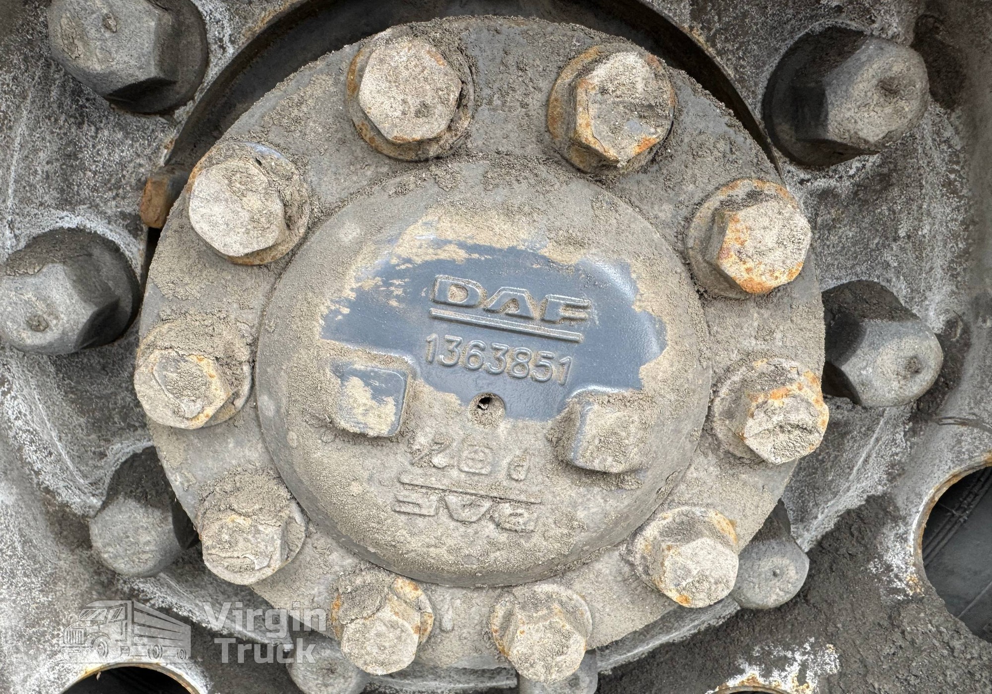 1363851 Полуось с блокировкой