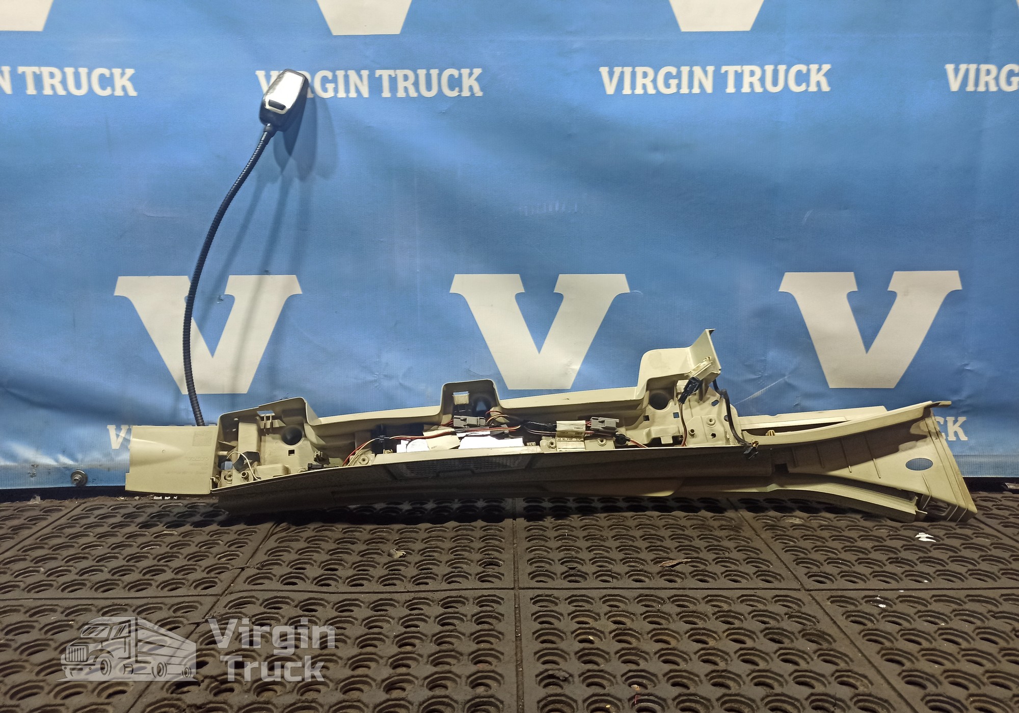 84005203 Корпус бокового плафона левый для Volvo FH 4 (с 2012)