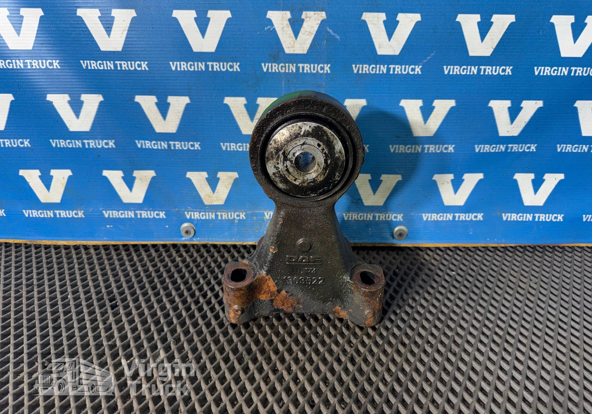 1303522 Кронштейн торсиона кабины левый