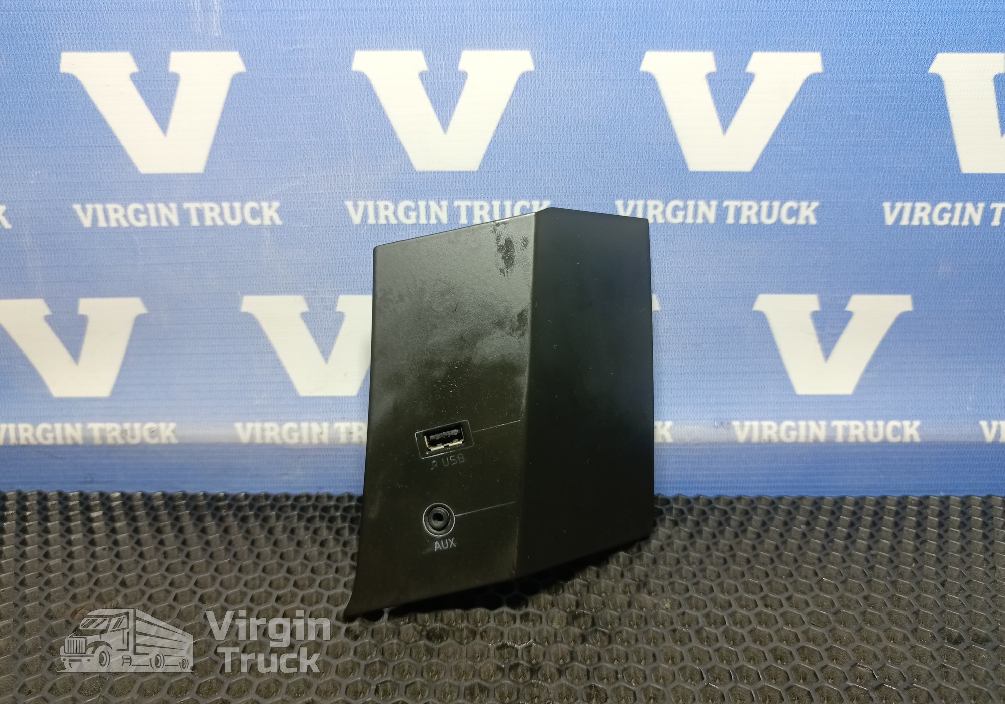 82303887 Накладка торпедо USB / AUX для Volvo FH 4 (с 2012)
