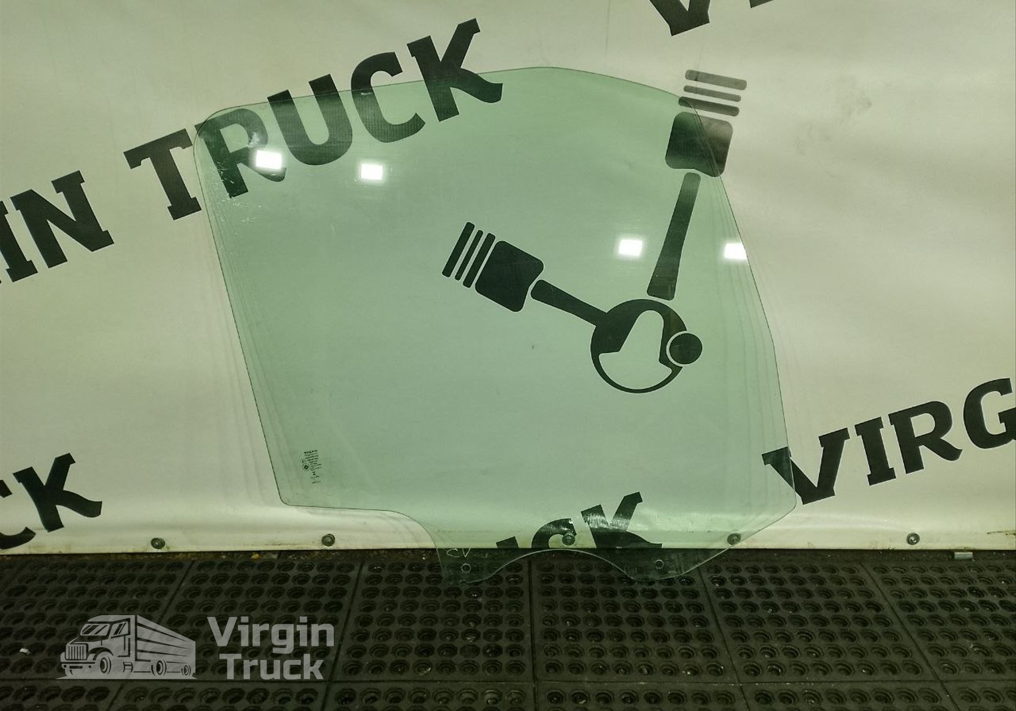 82174473 Стекло двери правой для Volvo FH 5