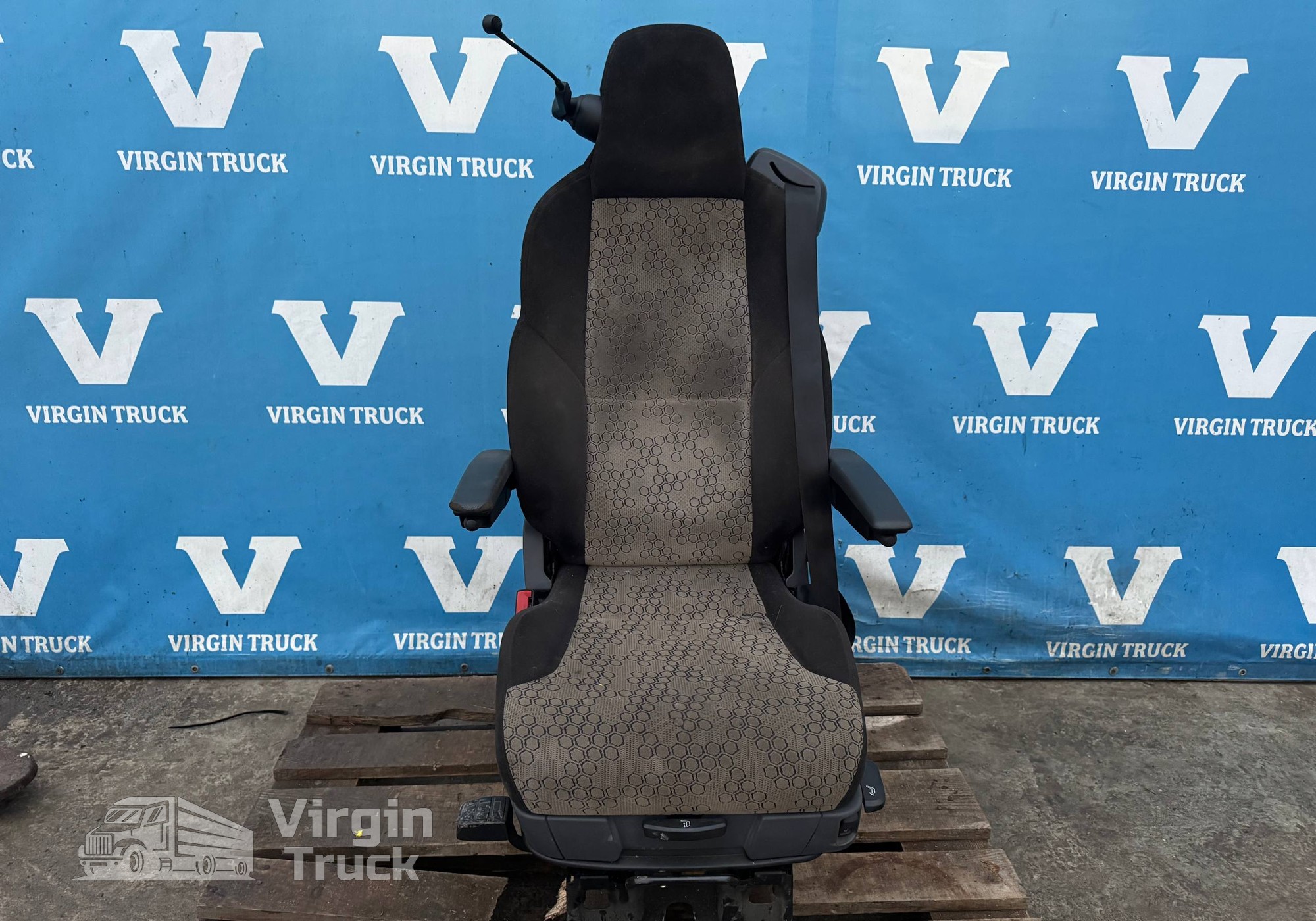 2438519 Сиденьe вoдитeльcкоe пневмaтичecкое 2018 г. для Scania 5-series R (с 2004 по 2016)
