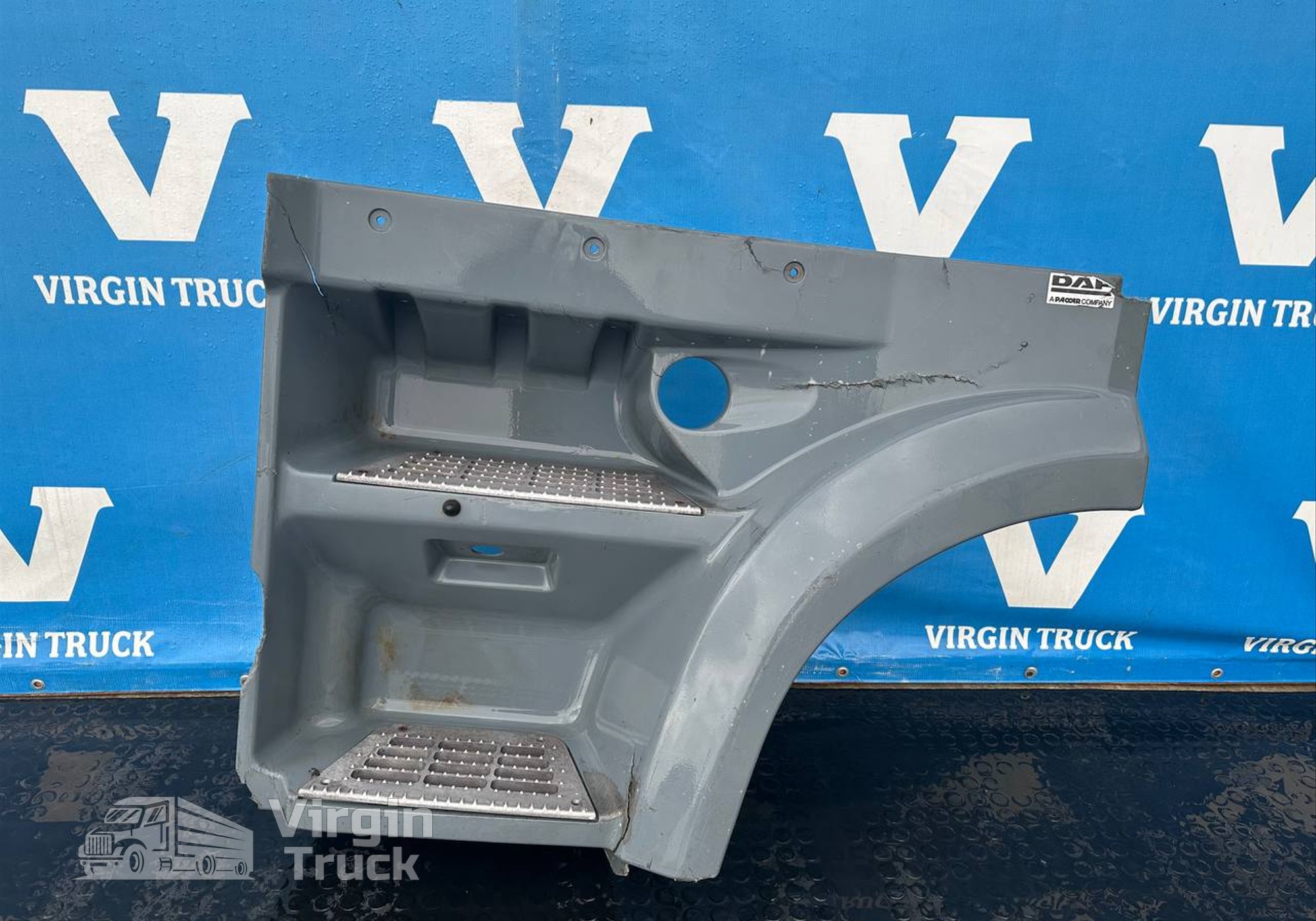 1836304 Корпус подножек