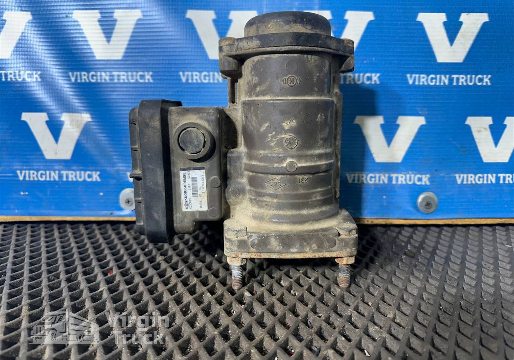 81523016213 Кран управления тормозами прицепа