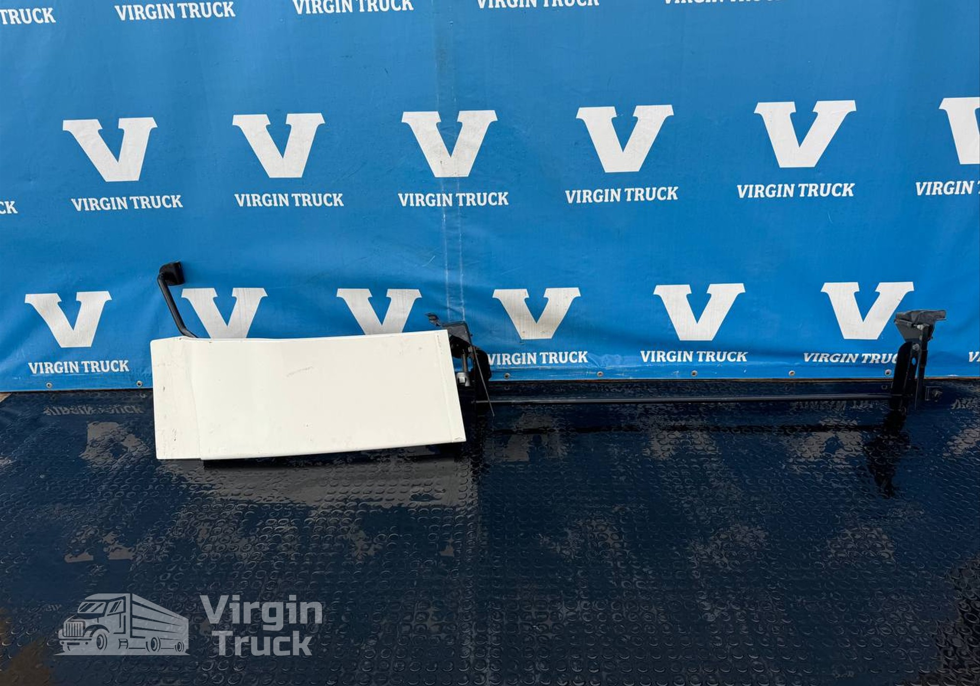 81629100140 Спойлер кабины верхний правый для Man TGX II (с 2012)