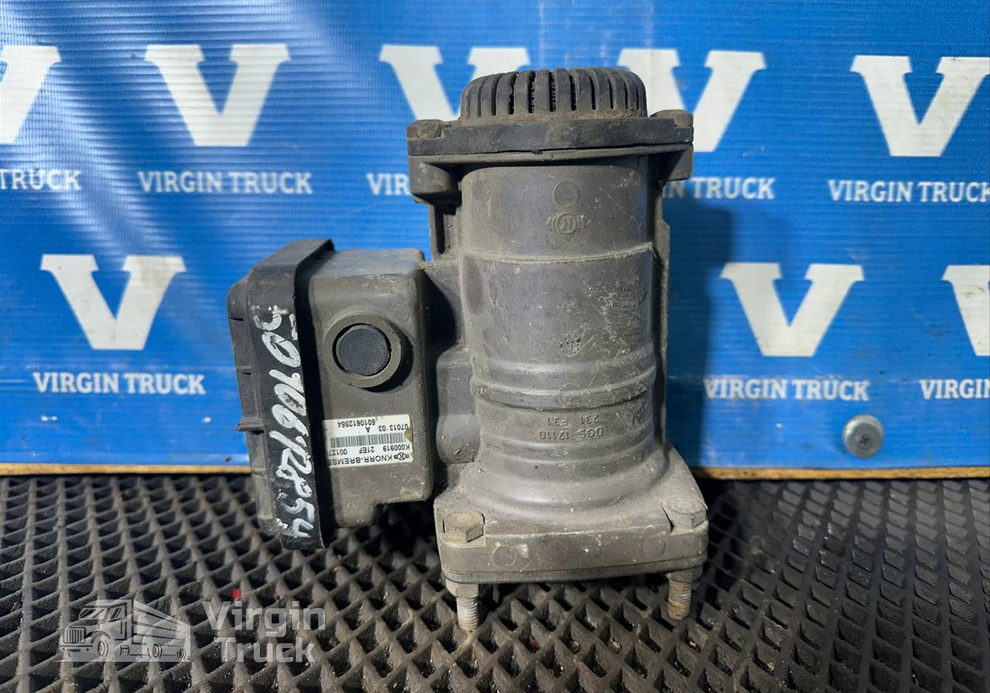 81523016213 Кран управления тормозами прицепа