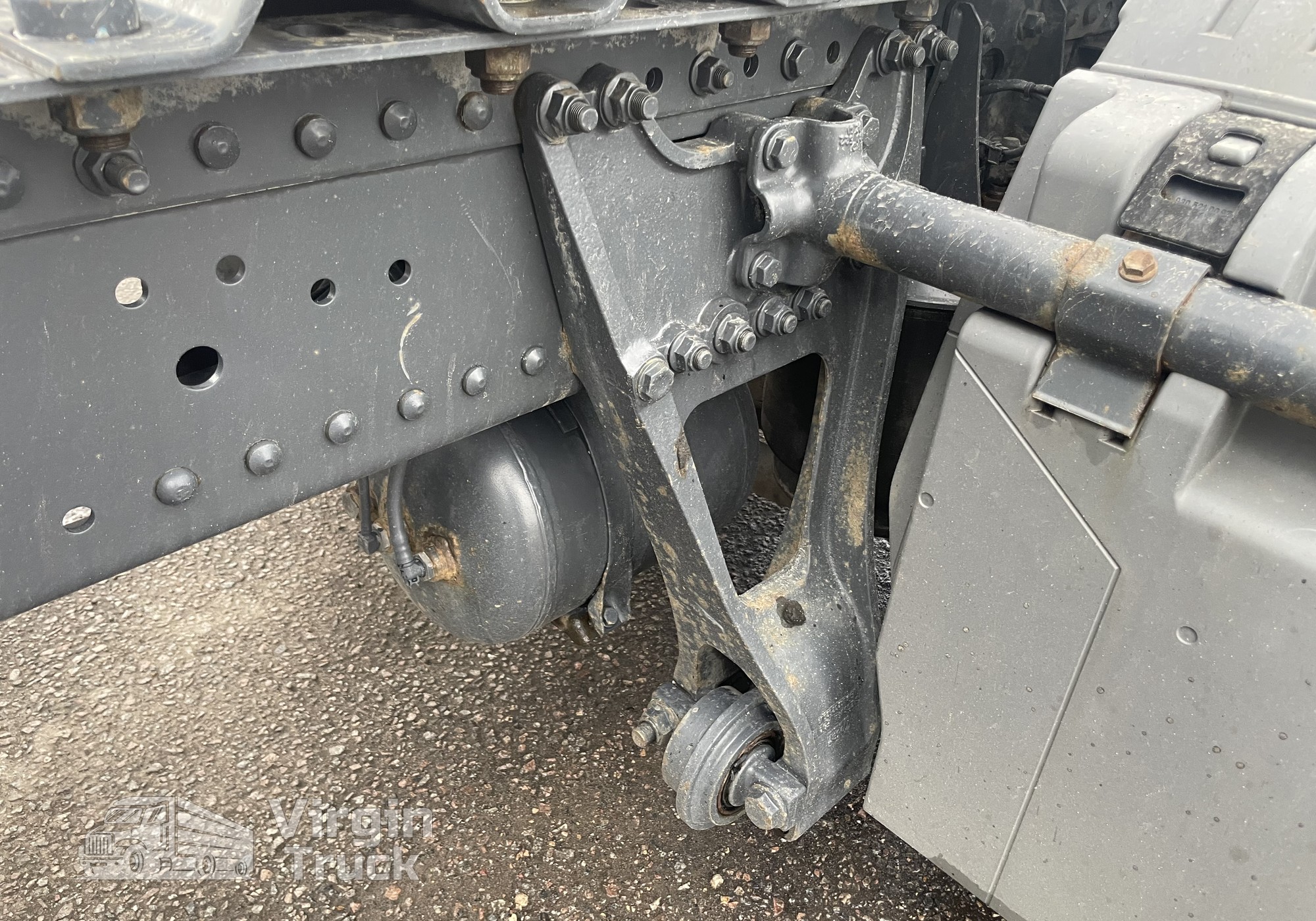 A9423252409 Кронштейн реактивной тяги левый 2017 года для Mercedes-Benz Axor