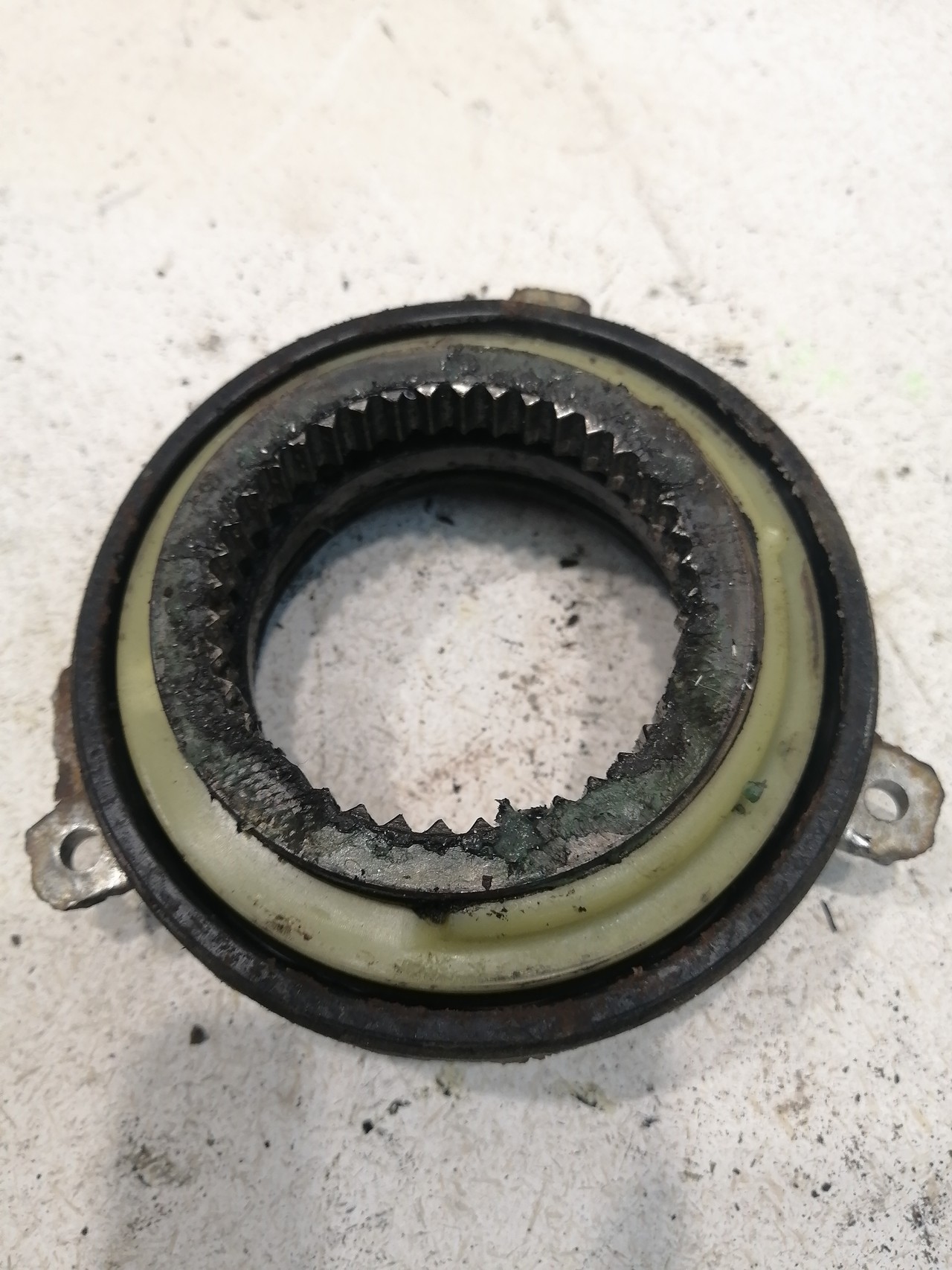 Муфта включения переднего моста саньенг кайрон 4151009100. Ssangyong 4151009000. Муфта переднего моста кайрон. Ssangyong 4151009000. Муфта переднего моста кайрон.